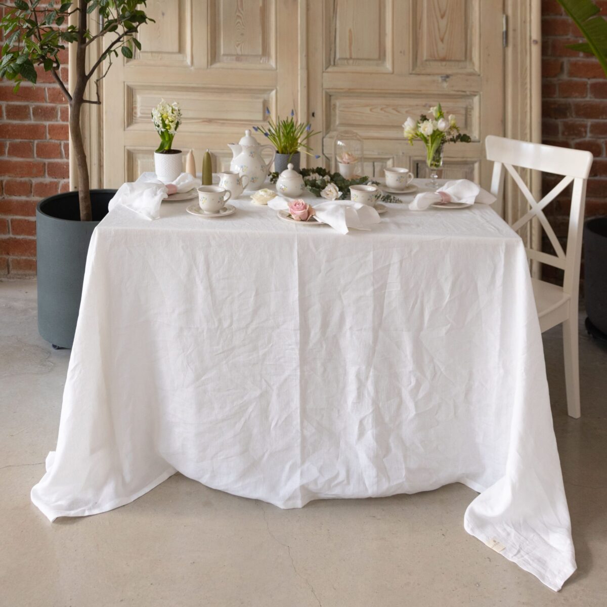 STONEWASHED TABLE CLOTH GENTLE WHITE