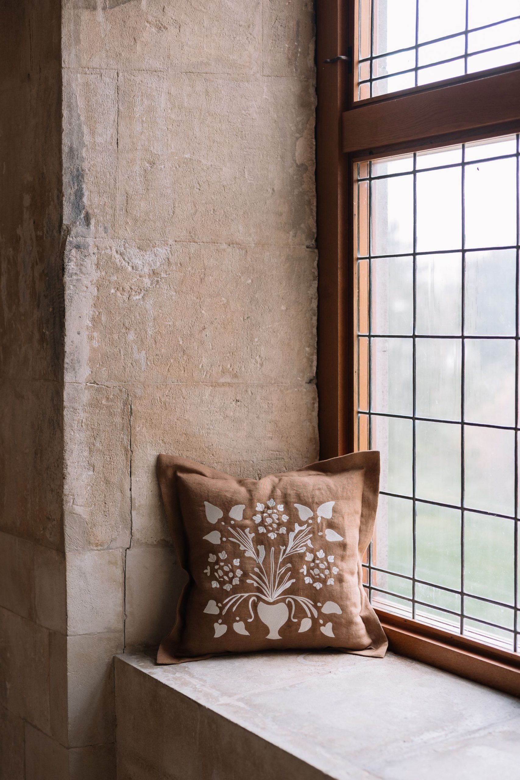 Embroidery decorative pillowcase FLOWER VASE white